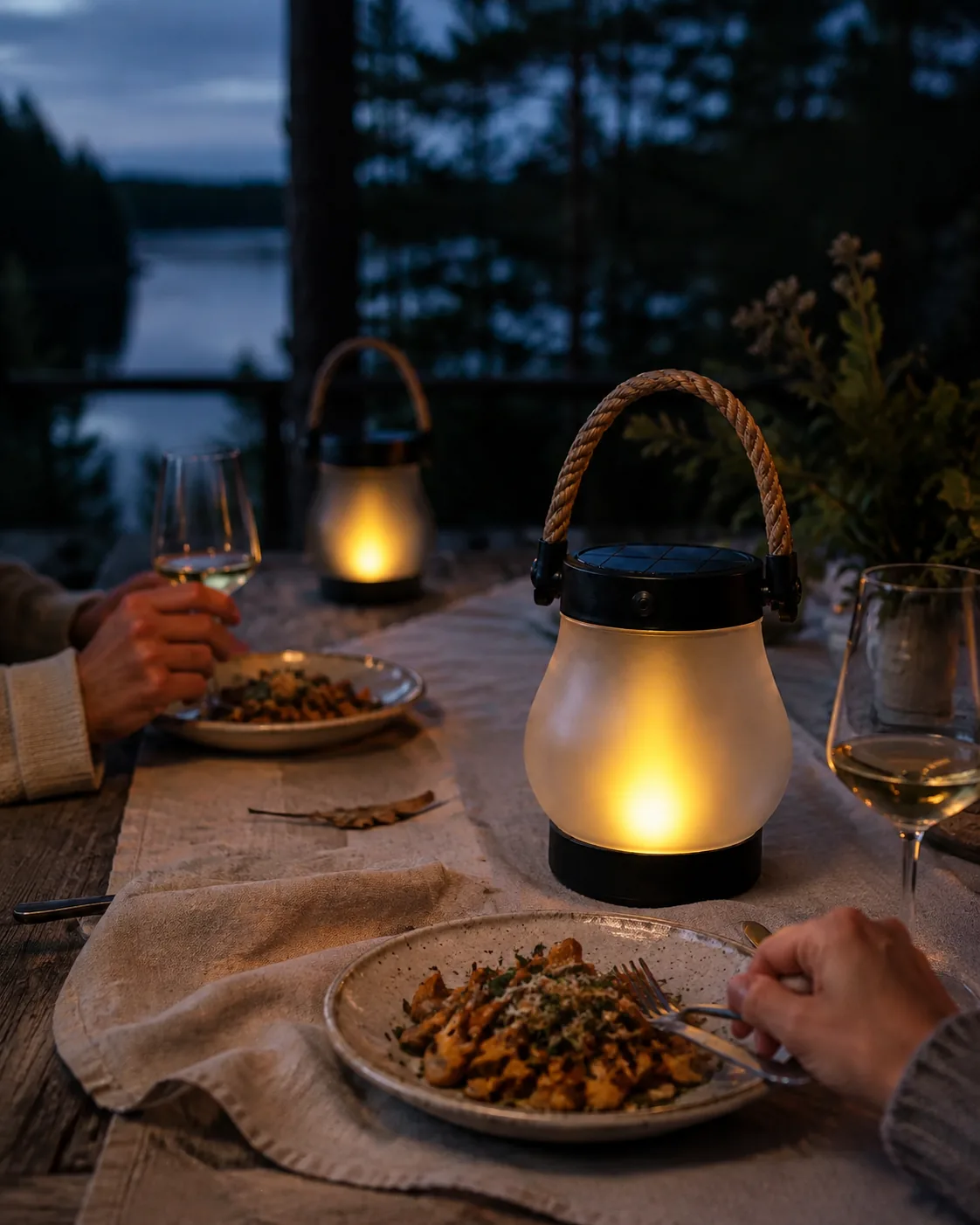 Två FLAMMLYKTOR på ett dukat kvällsbord